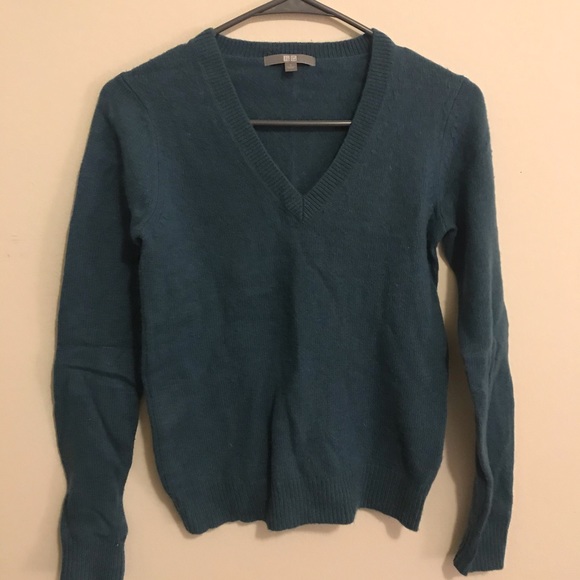 Uniqlo v neck sweater - Picture 2 of 4